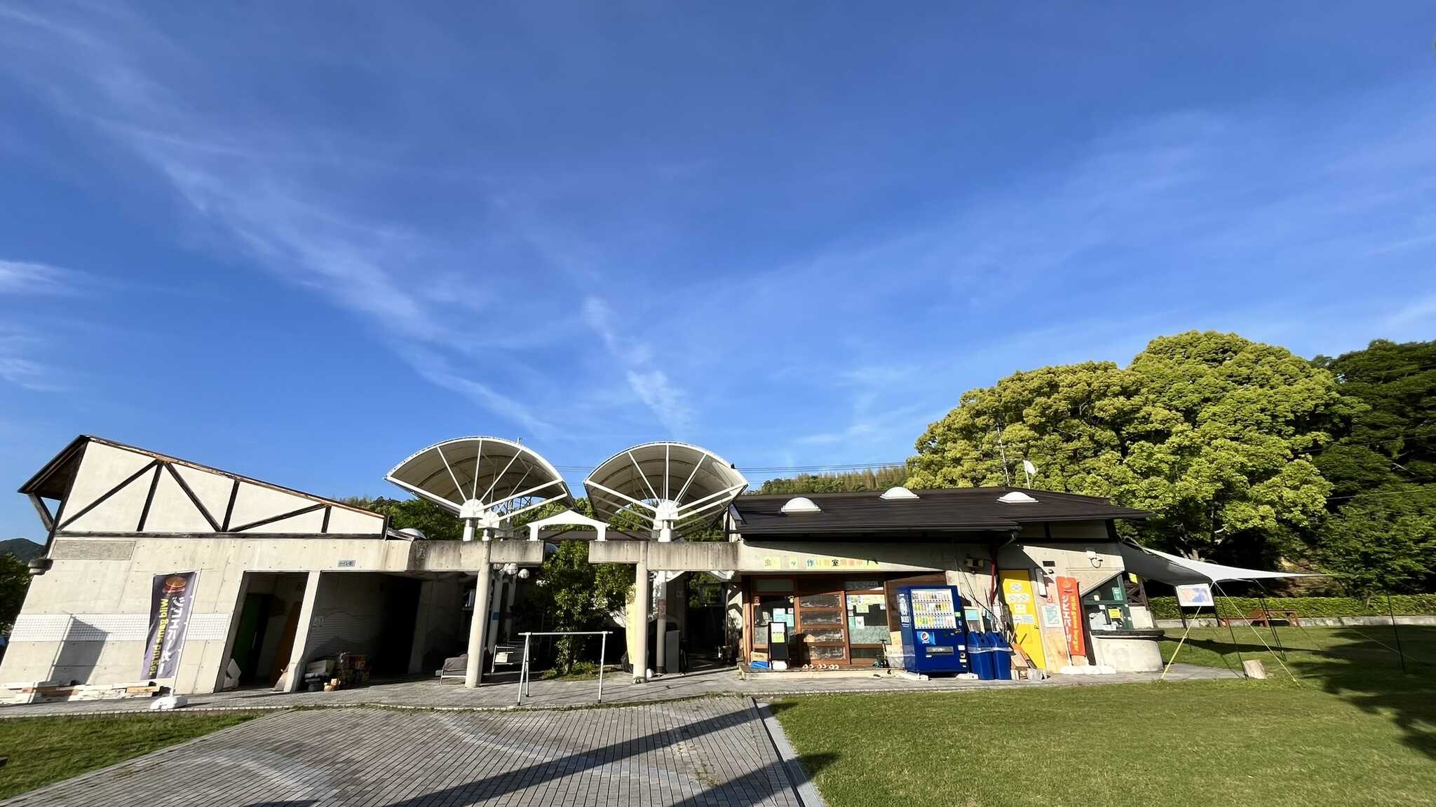 管理棟では売店、Cafeも営業。レンタルも一式そろっています。