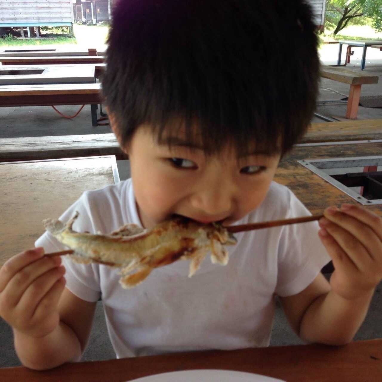 やなせ名物のあゆの塩焼きにかぶりつく