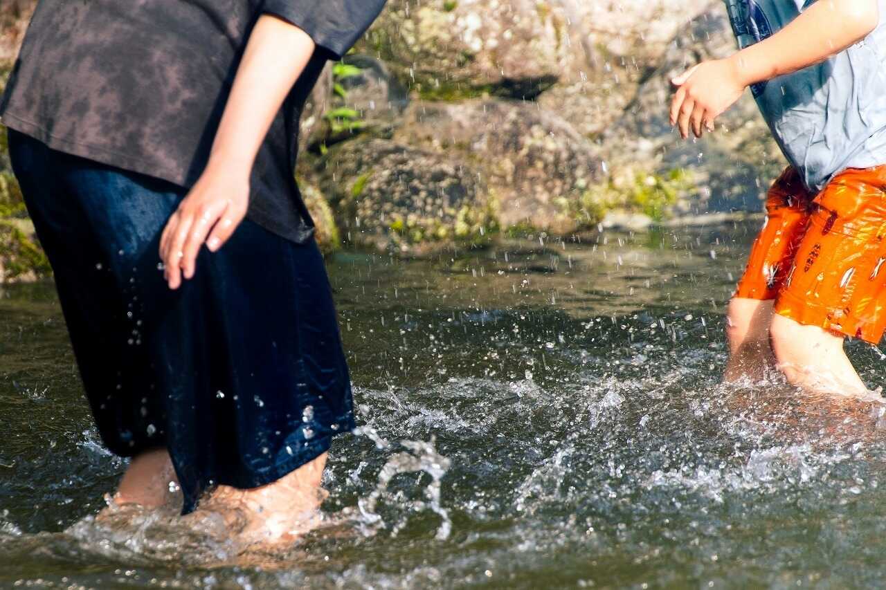 天然の川から水を取り入れているゃぶじゃぶ池がございます。