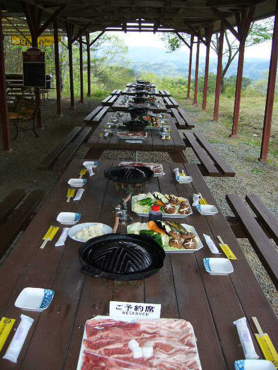 場内でジンギスカンを食べることができます!(冬季要予約)みんなでワイワイ、机を囲んで楽しいひとときを過ごしてはいかがですか?