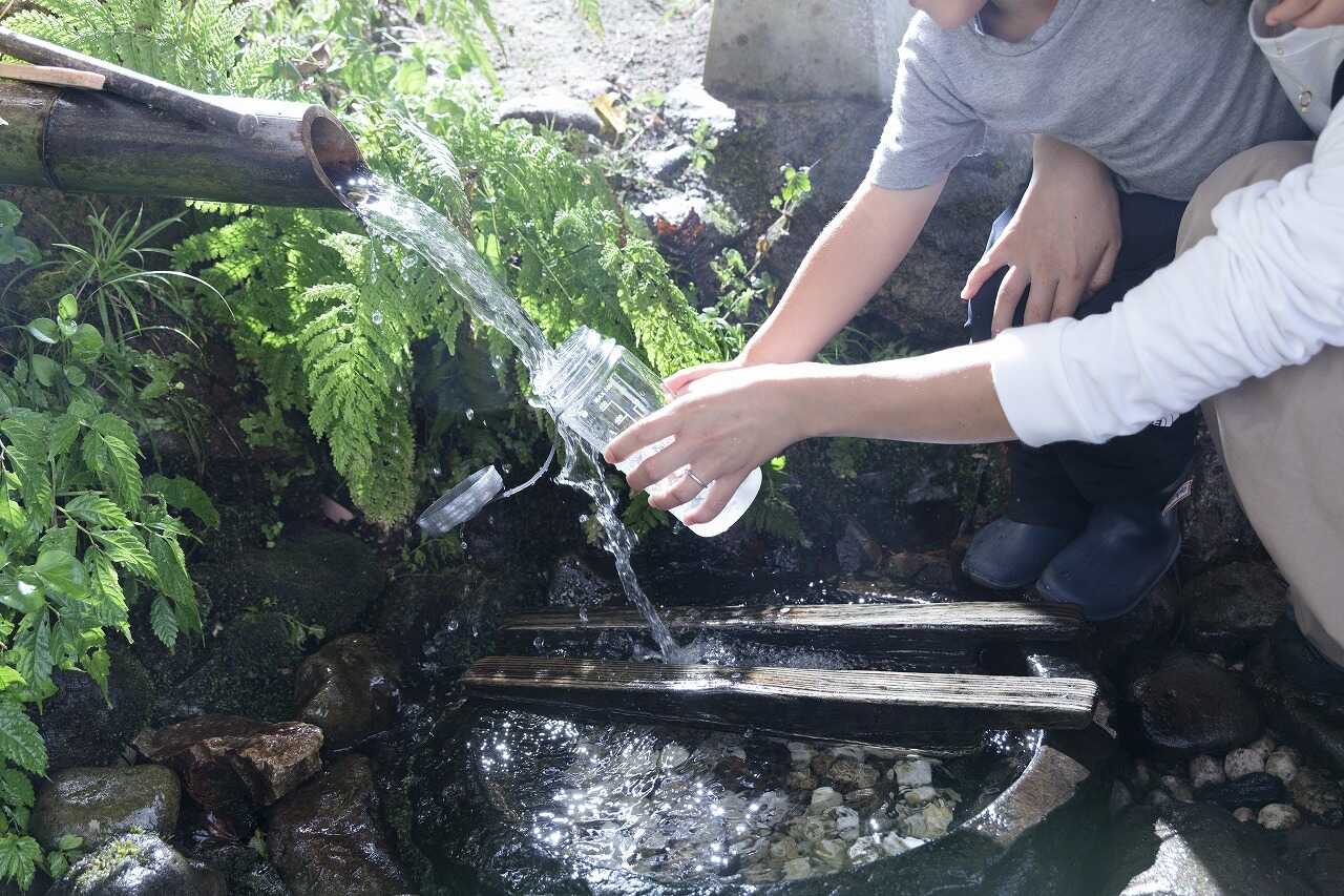 冷泉の汲み場。敷地内の全ての蛇口やシャワーで名水「塩釜の冷泉」を使っています。