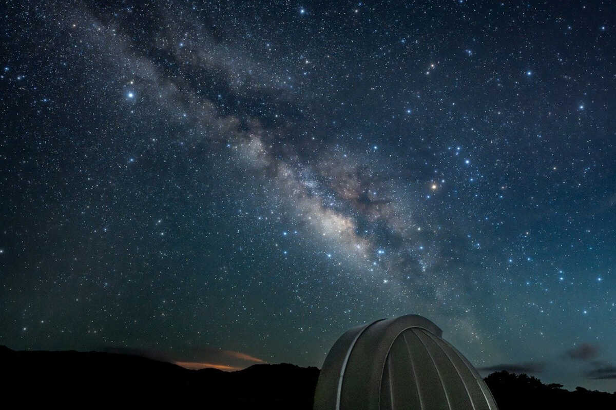 夜には満天の星が頭上を彩り、 天文台では星のソムリエ®️による星空ツアーを開催中。 森の静寂とやんばるの固有種たちの鳴き声がBGMに。