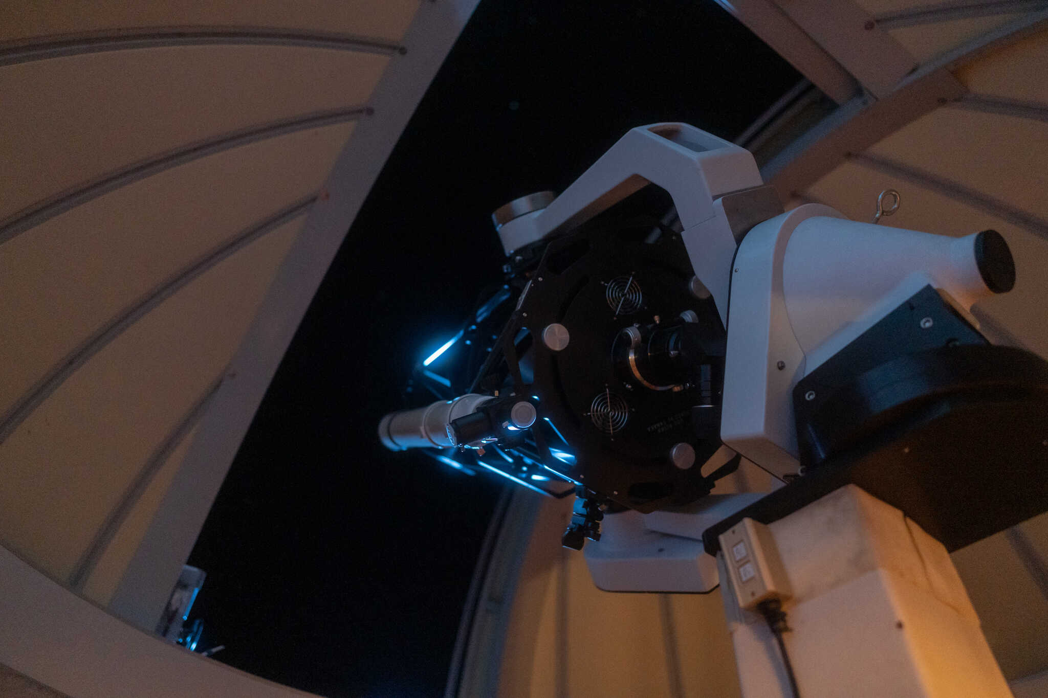 本島唯一の天文台! 天体望遠鏡を使用した、星のソムリエ®️による星空ツアーを開催中。 森の静寂とやんばるの固有種たちの鳴き声をBGMに。