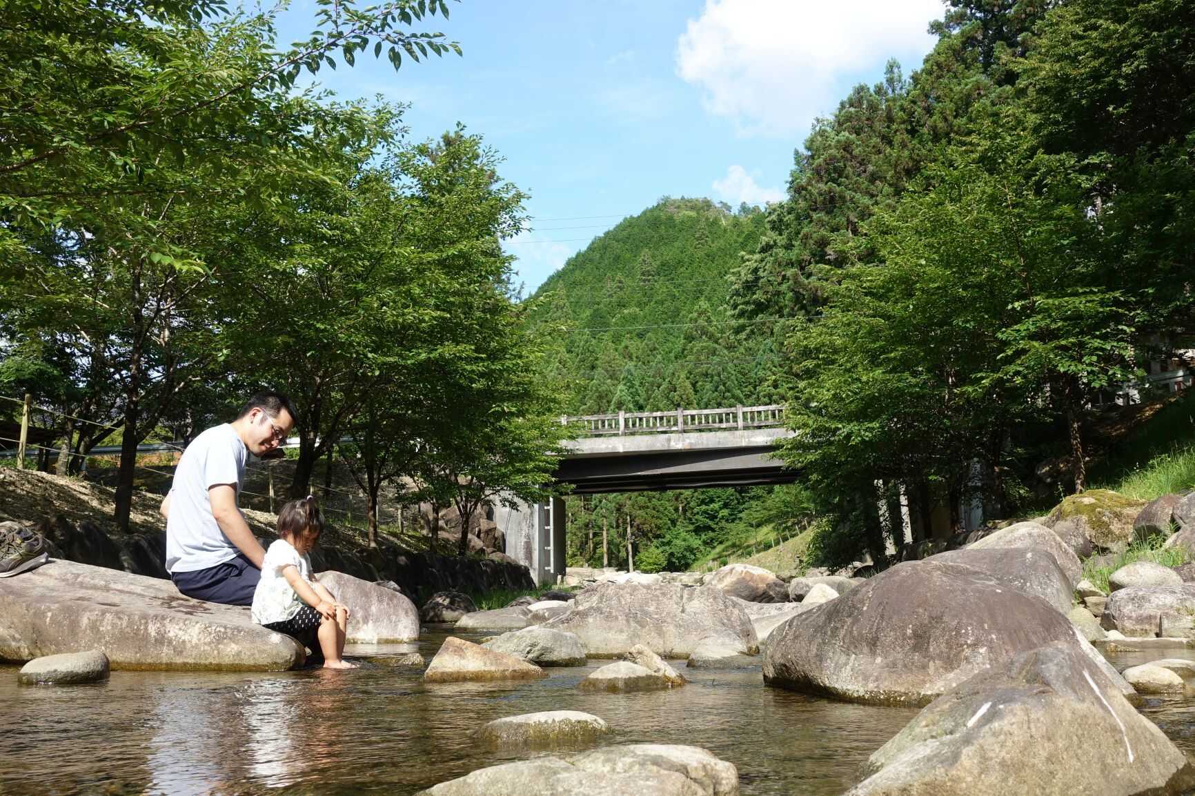 オートサイト前の小川は安全に水遊びが楽しめます。