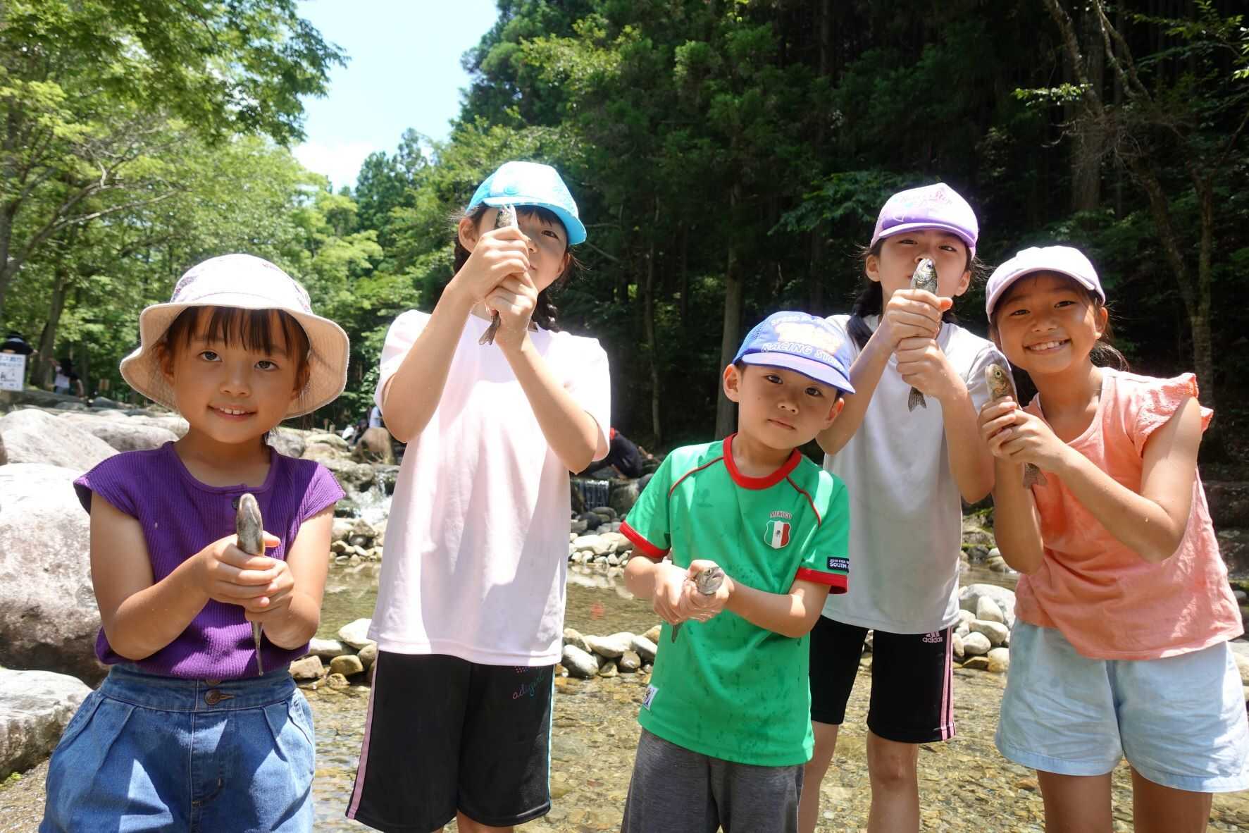 ニジマス釣りやつかみ取りが小さなお子様から大人の方まで、気軽にお楽しみいただけます♪