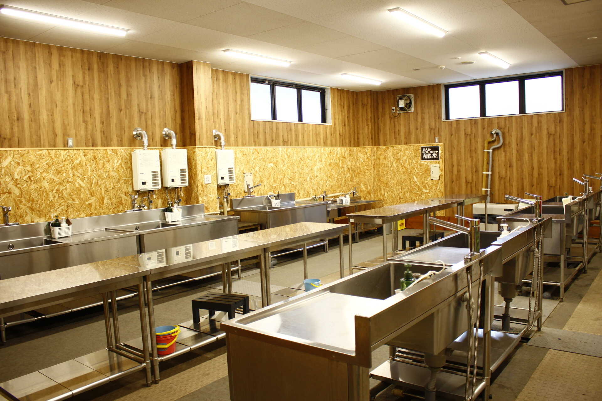 炊事場はお湯が出ます!洗い場も広く作業台もついてますので洗い物もスムーズ!