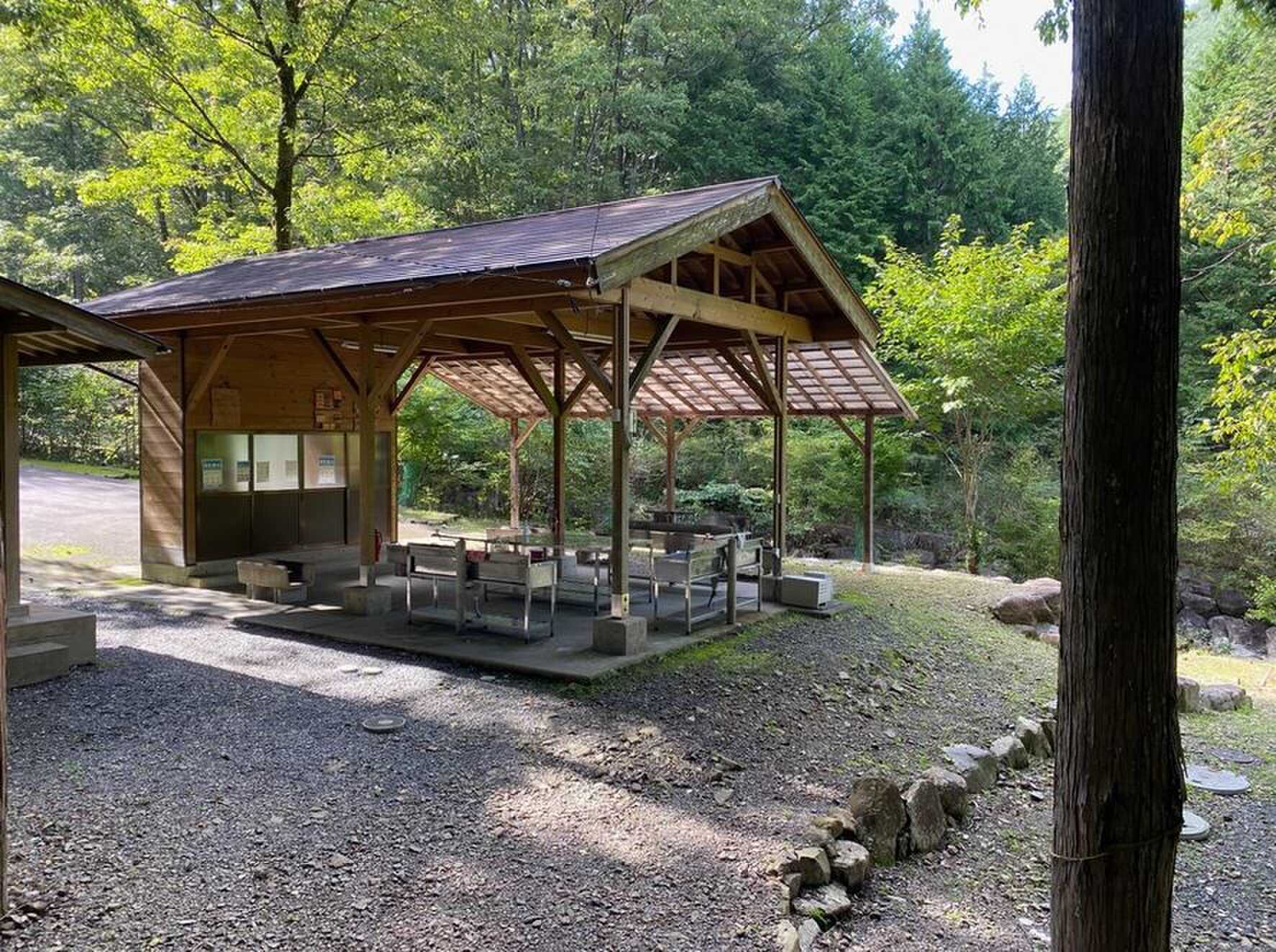 共同炊事場は屋根付きでゆったりお使いいただけます