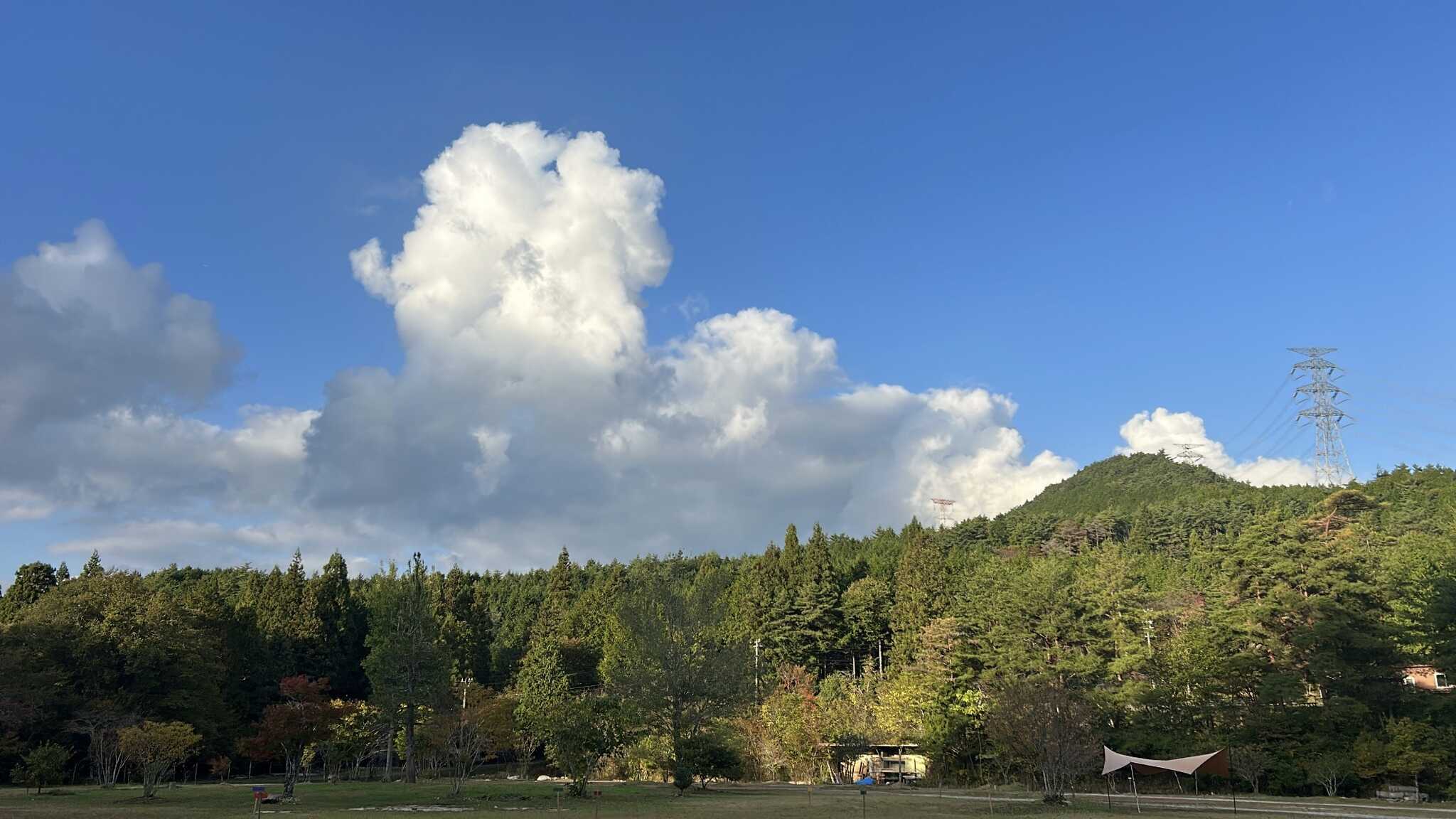 秋葉山をバックにキャンプ!ハイキングにもおすすめ