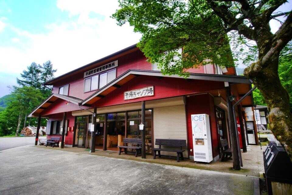 管理棟の受付をした後、入場できます!