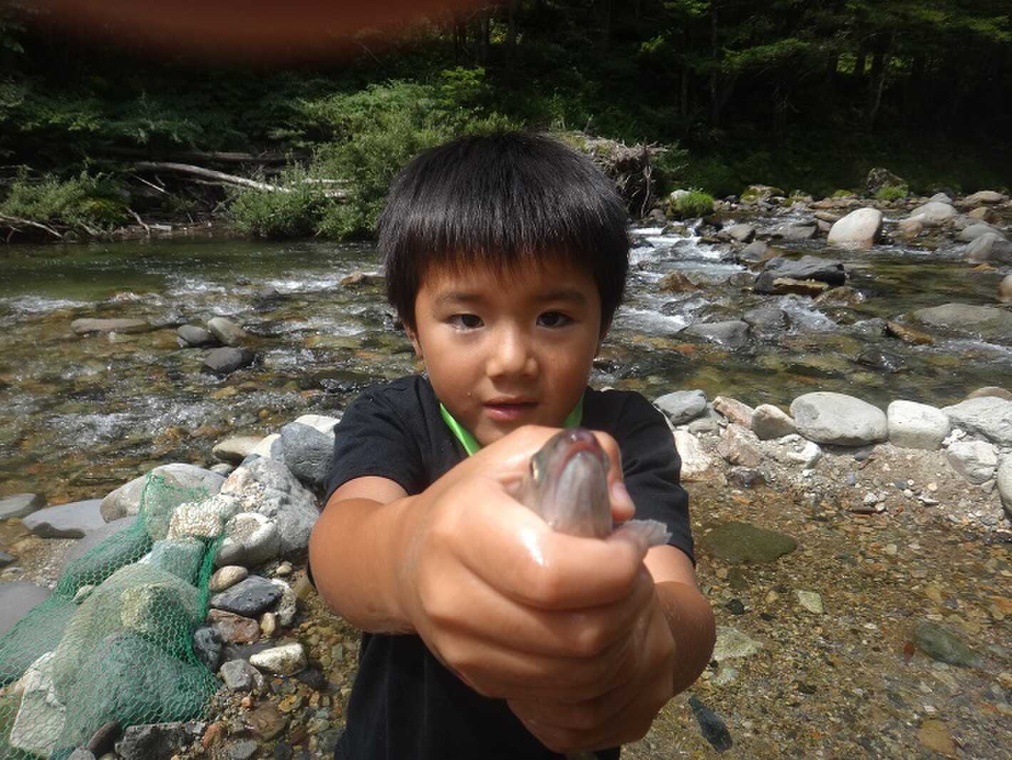 馬瀬川で行う魚つかみ取り体験!魚を捌くところも体験できますよ!