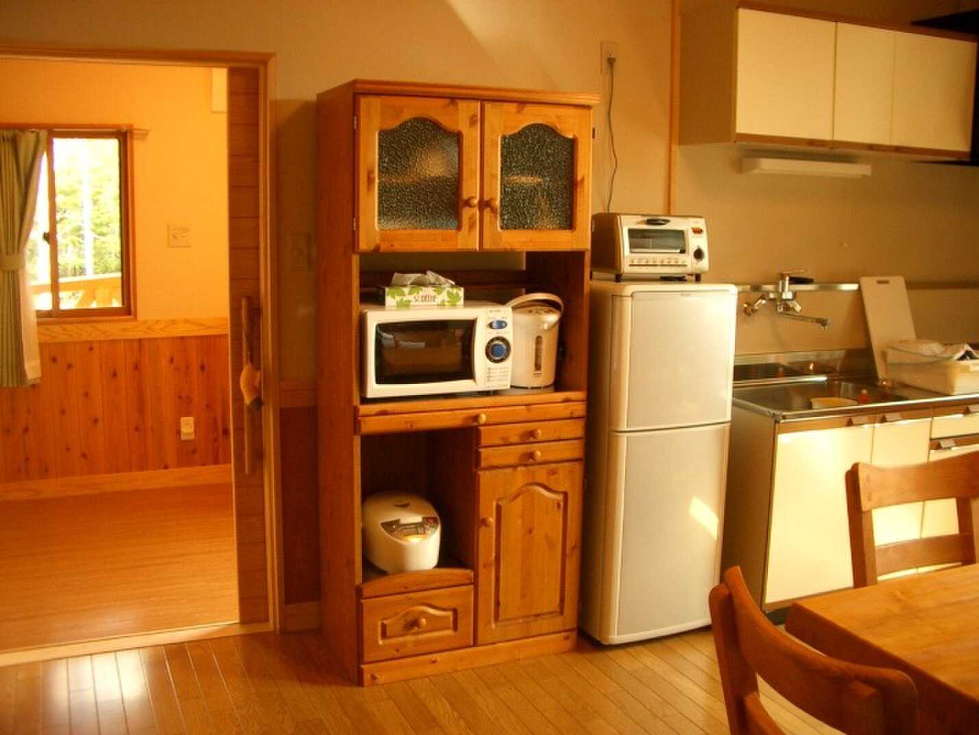 【コテージ】調理設備と道具が整ったダイニングキッチン
