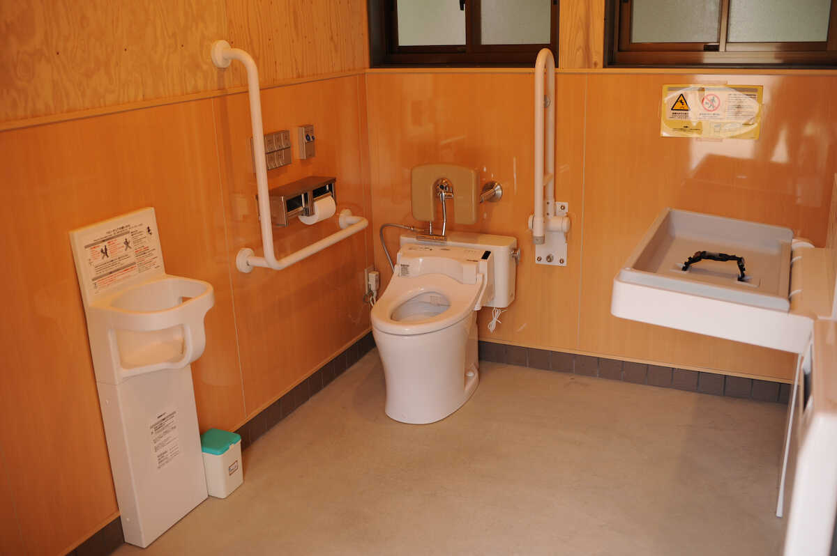 キャンプ場内の多目的トイレなど衛生面に配慮しています