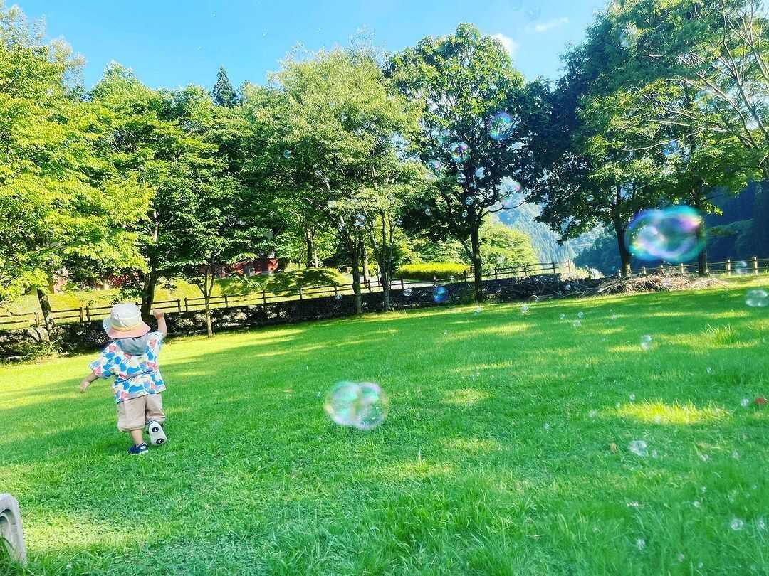 広々とした芝生広場で思いっきり駆け回ろう!