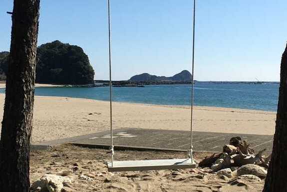 インスタスポット「海辺のブランコ」
