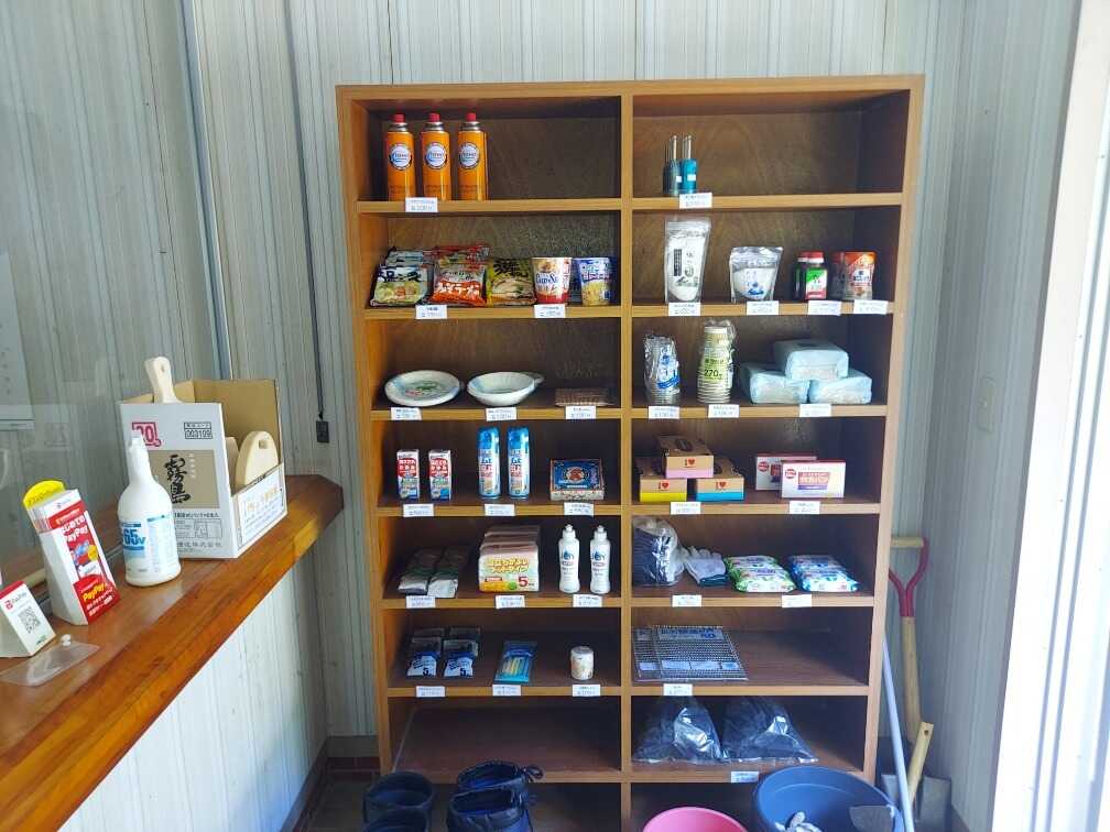 インスタント食品、カセットガス、虫よけスプレーなども販売しています。