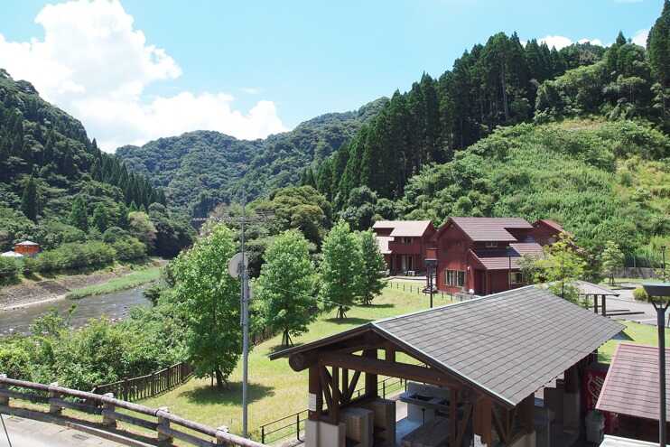 自然林の中を蛇行しながら流れる清流広渡川のほとりにあり、緑と川に囲まれた癒しのロケーション