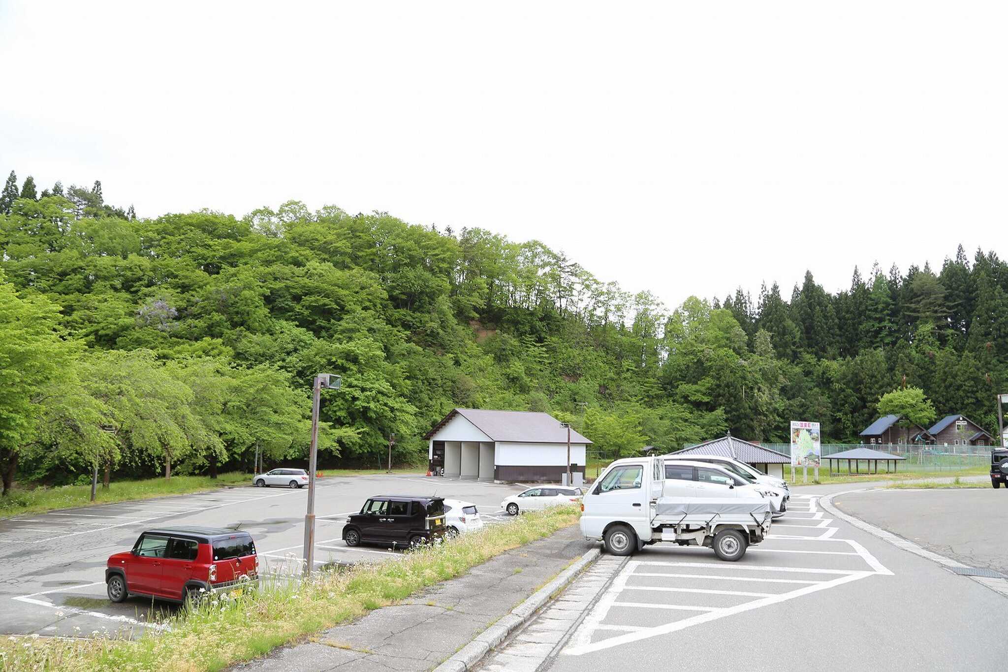 駐車場や、売店にお風呂やコインランドリーなど設備の充実していますので安心してご利用頂けます!