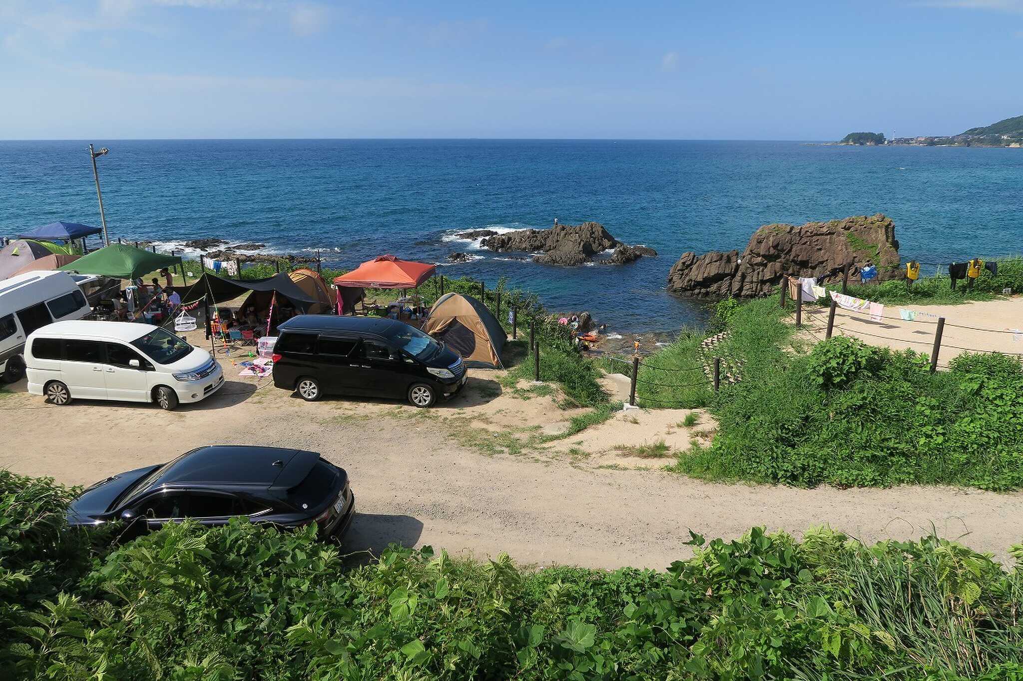 海側サイト(磯へのスロープ・右上側が2号地・左側が3~4号地付近)