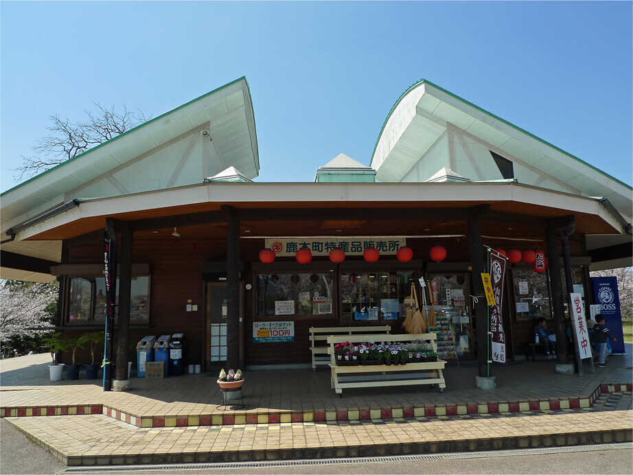 【物産館・管理棟】 営業時間は9時~17時です。山鹿市の特産品や飲み物、アイスクリーム等を販売しています。 ローラー滑り台のマット貸出しやキャンプ場やバーベキュー、テニスコートの受付も行っております。