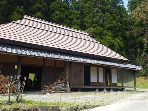 【里地屋敷】昭和30年初期の古民家をイメージした研修家屋。囲炉裏、かまど、五右衛門風呂などガスを使用しない生活体験ができる宿泊施設です♪【納屋】を一緒にご利用いただくと最大30名までご利用可能!