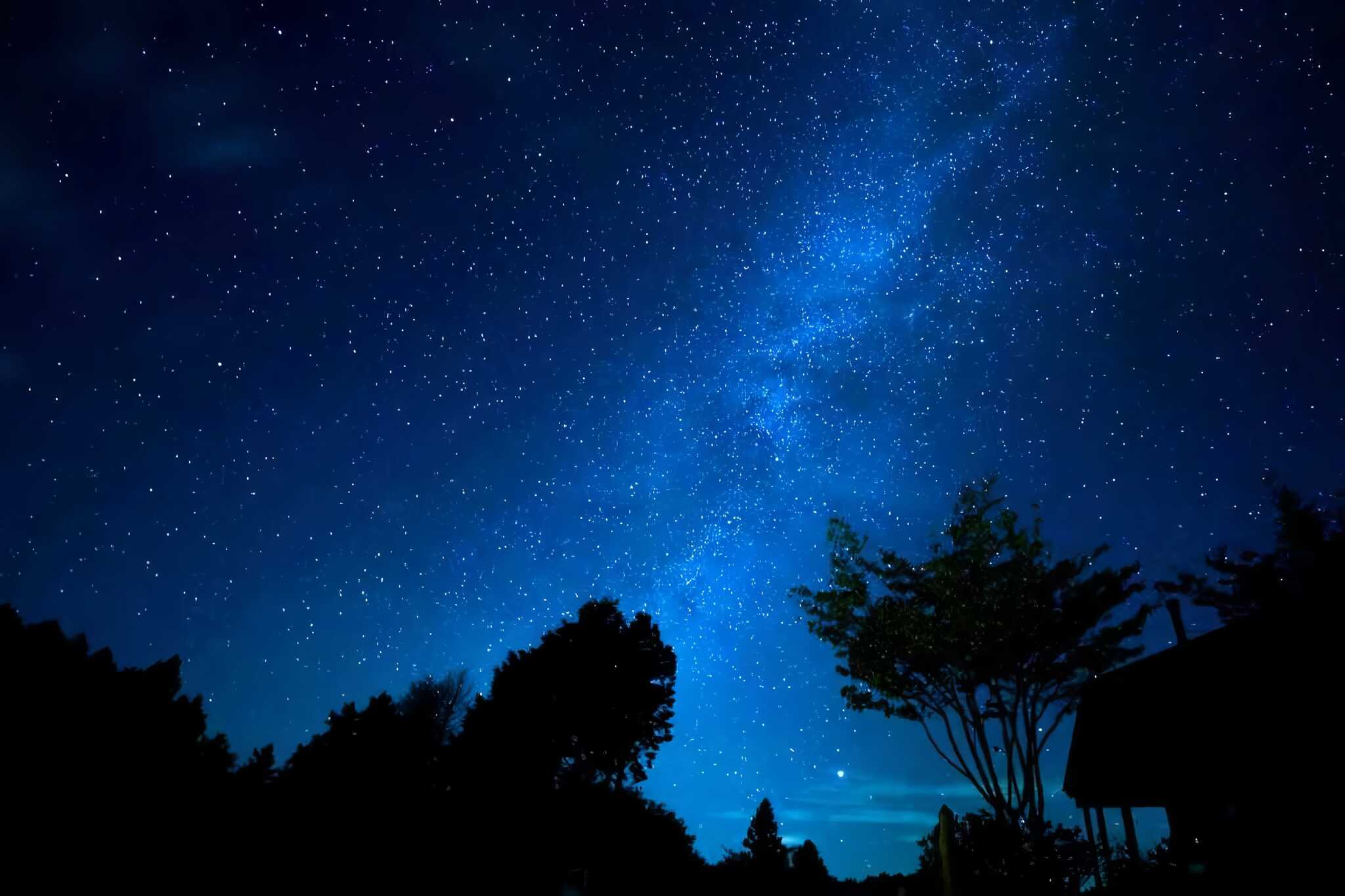当施設の魅力は何と言っても満天の星空⋆ 好アクセスながら街の灯りが届かず、さながら天然プラネタリウムのような夜空を堪能できます。