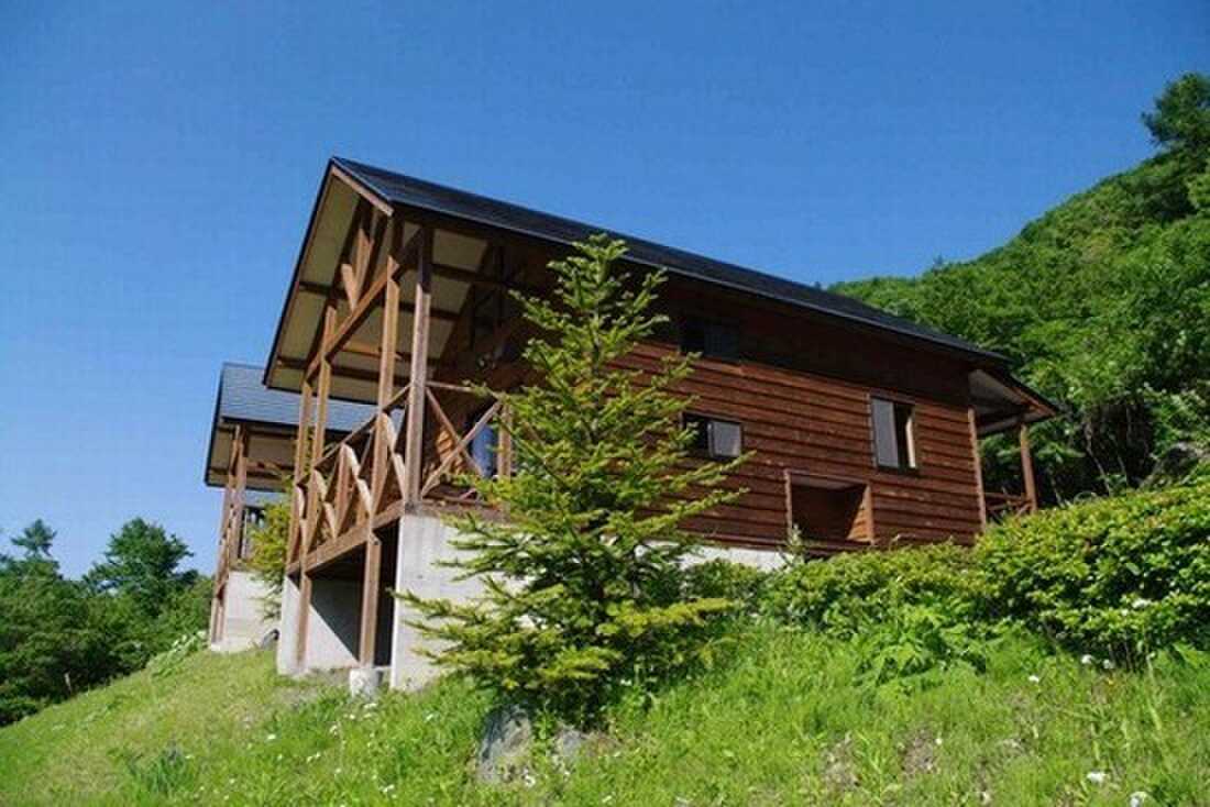 ウッディな香りがいっぱいのお洒落で快適なコテージ。山腹の緩い傾斜地に佇むコテージからの眺めは最高!