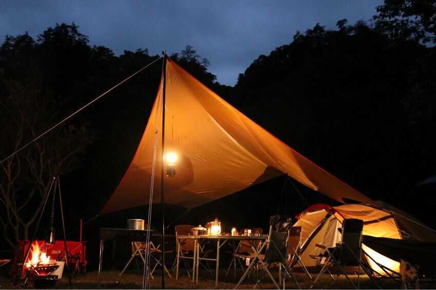 夜の静寂の中でみんなで団欒する時間は貴重な思い出になります。