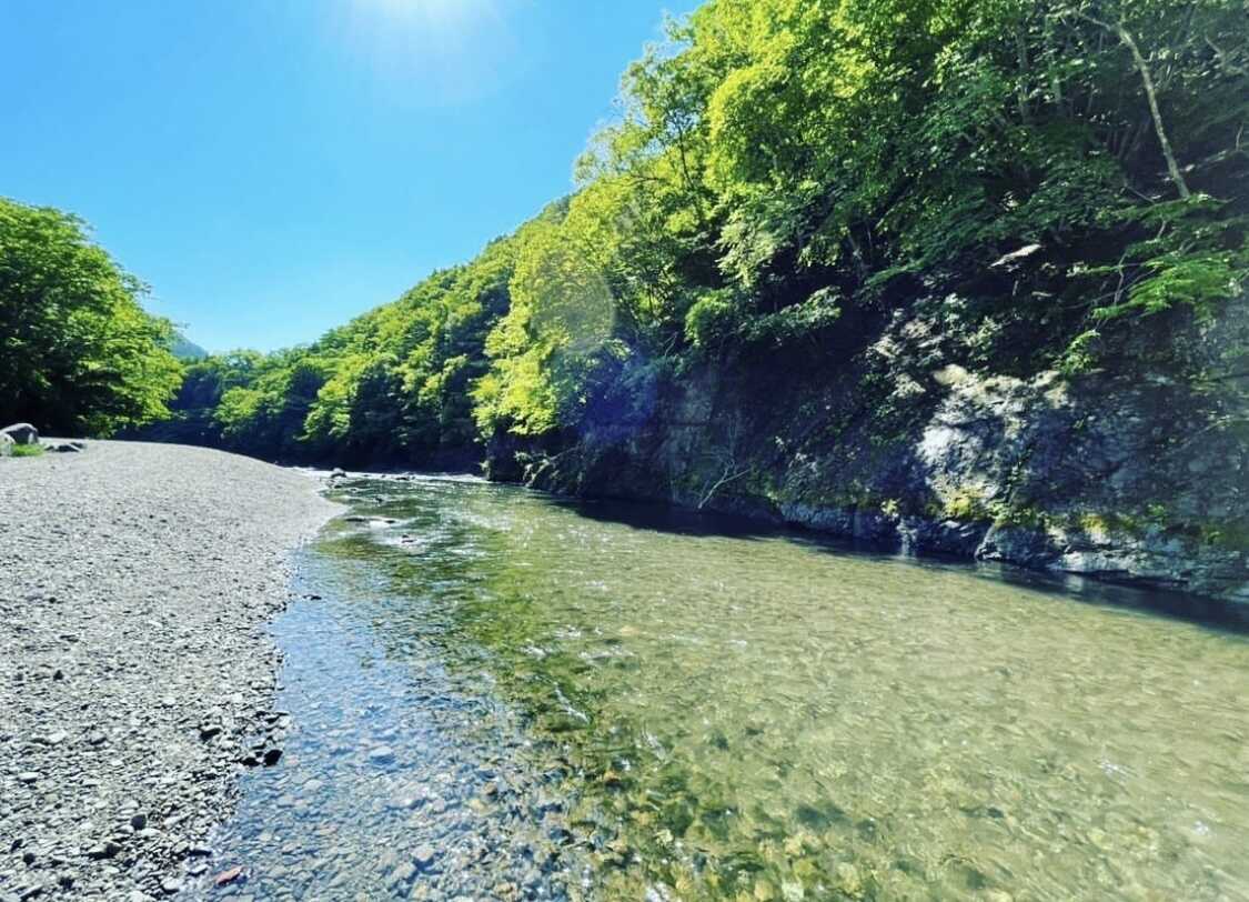 キャンプ場からは川に遊びに行けちゃいます!神流川は関東1の清流にも選ばれたことも!
