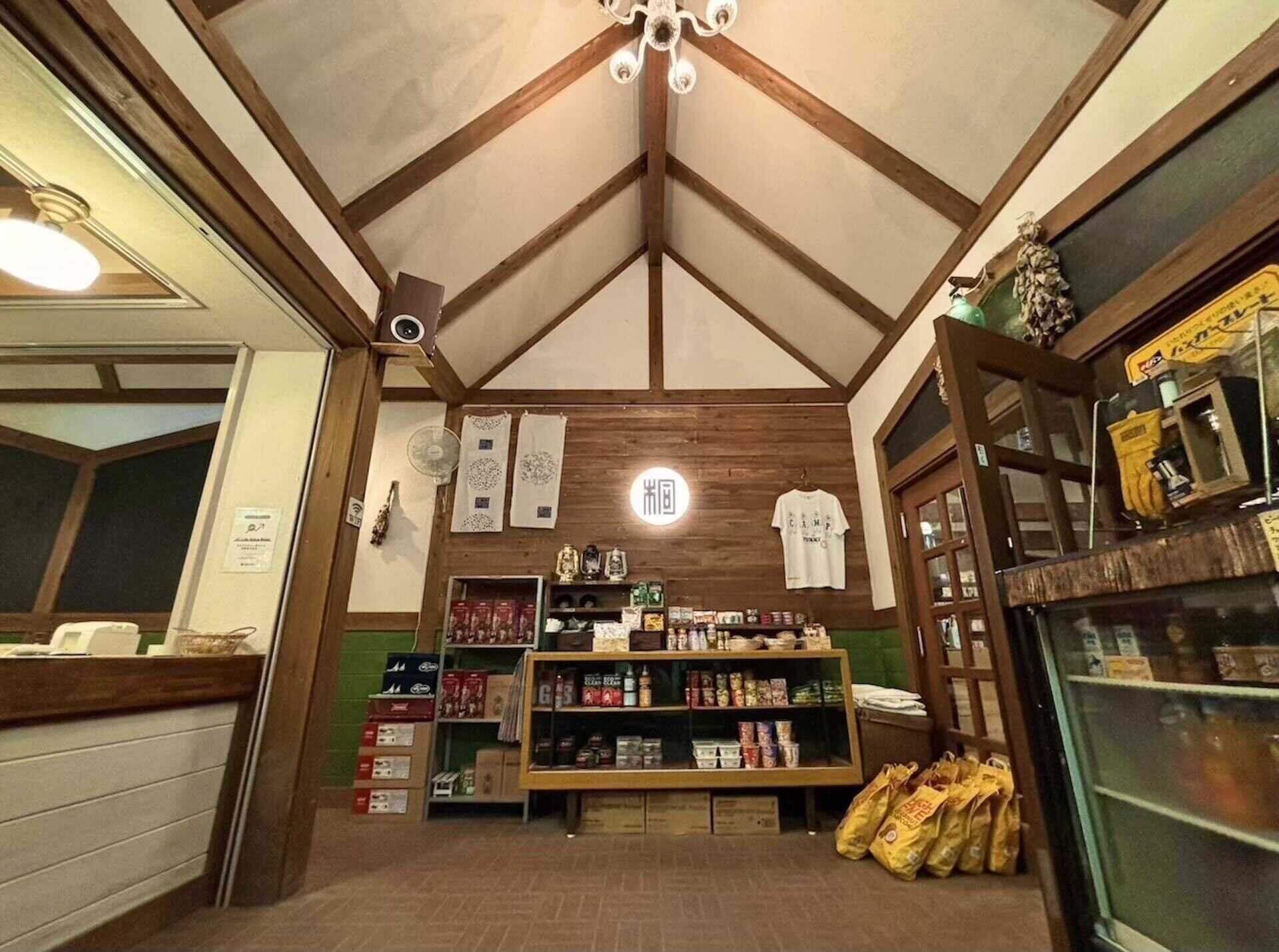 管理棟内ホール(右手が山猫文庫)