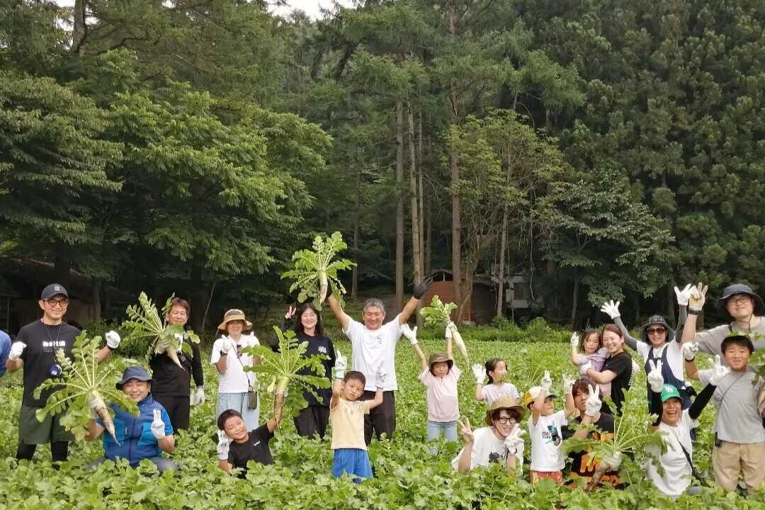 近隣農家さんと連携し野菜の植え付けや収穫体験を提供。獲った野菜をそのままBBQ食べると格別!