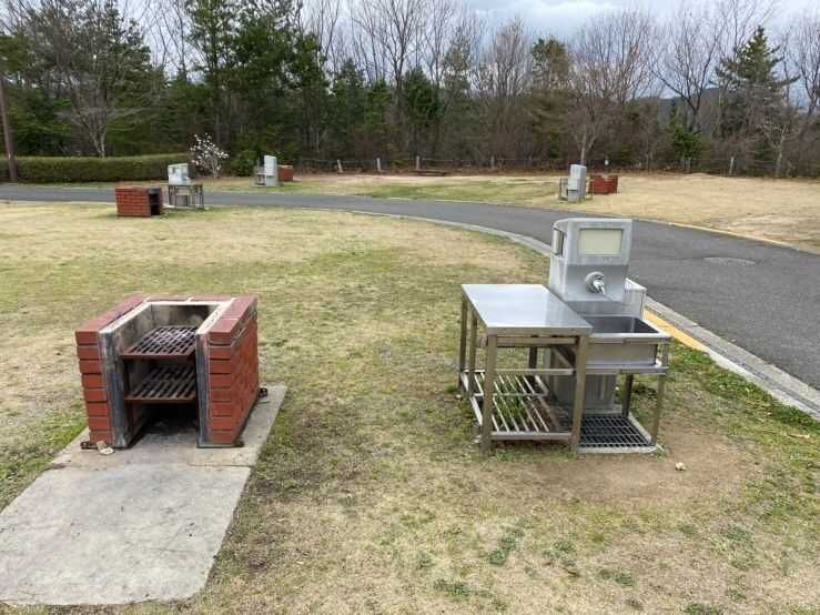 オートキャンプサイトは各サイトに専用野外炉、専用炊事場、AC電源付きです。満天の星空の下でキャンプをお楽しみください!