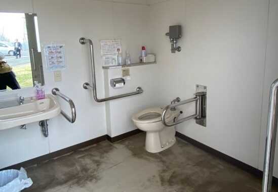 場内全てシャワートイレ完備!バリアフリーの広いトイレもございます!管理棟内にはシャワールームも!