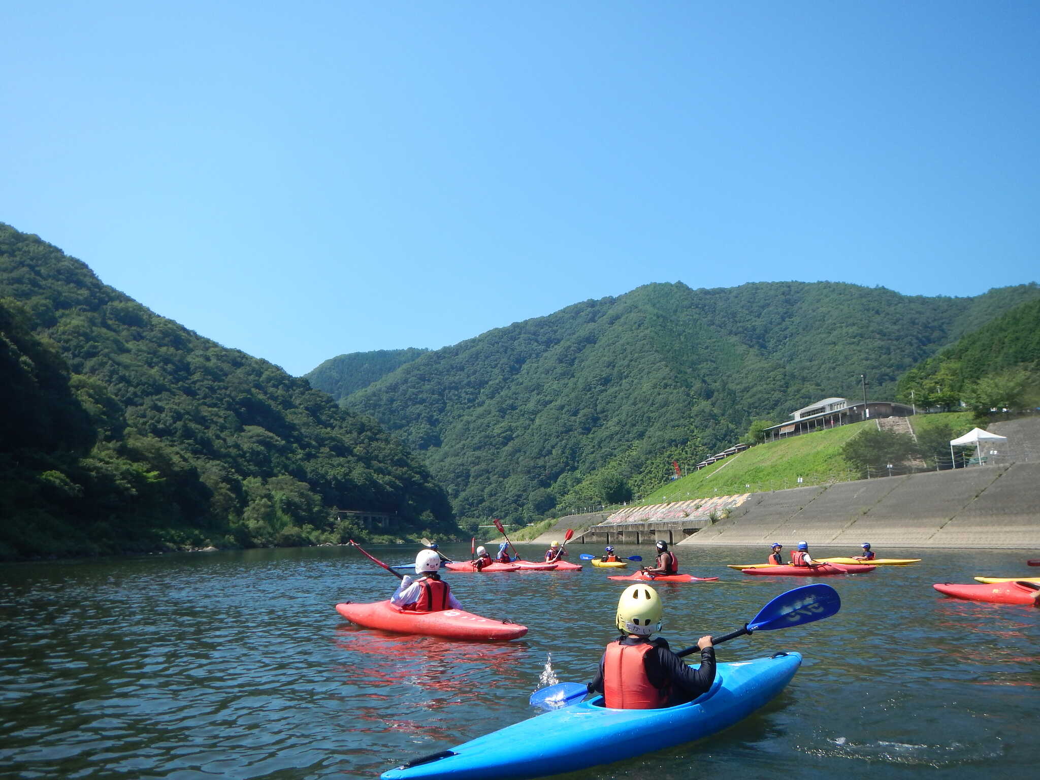 江の川でカヌー体験。水面の高さから眺める景色は絶景! インストラクターが一から指導するので未経験でも大丈夫です。(要予約)