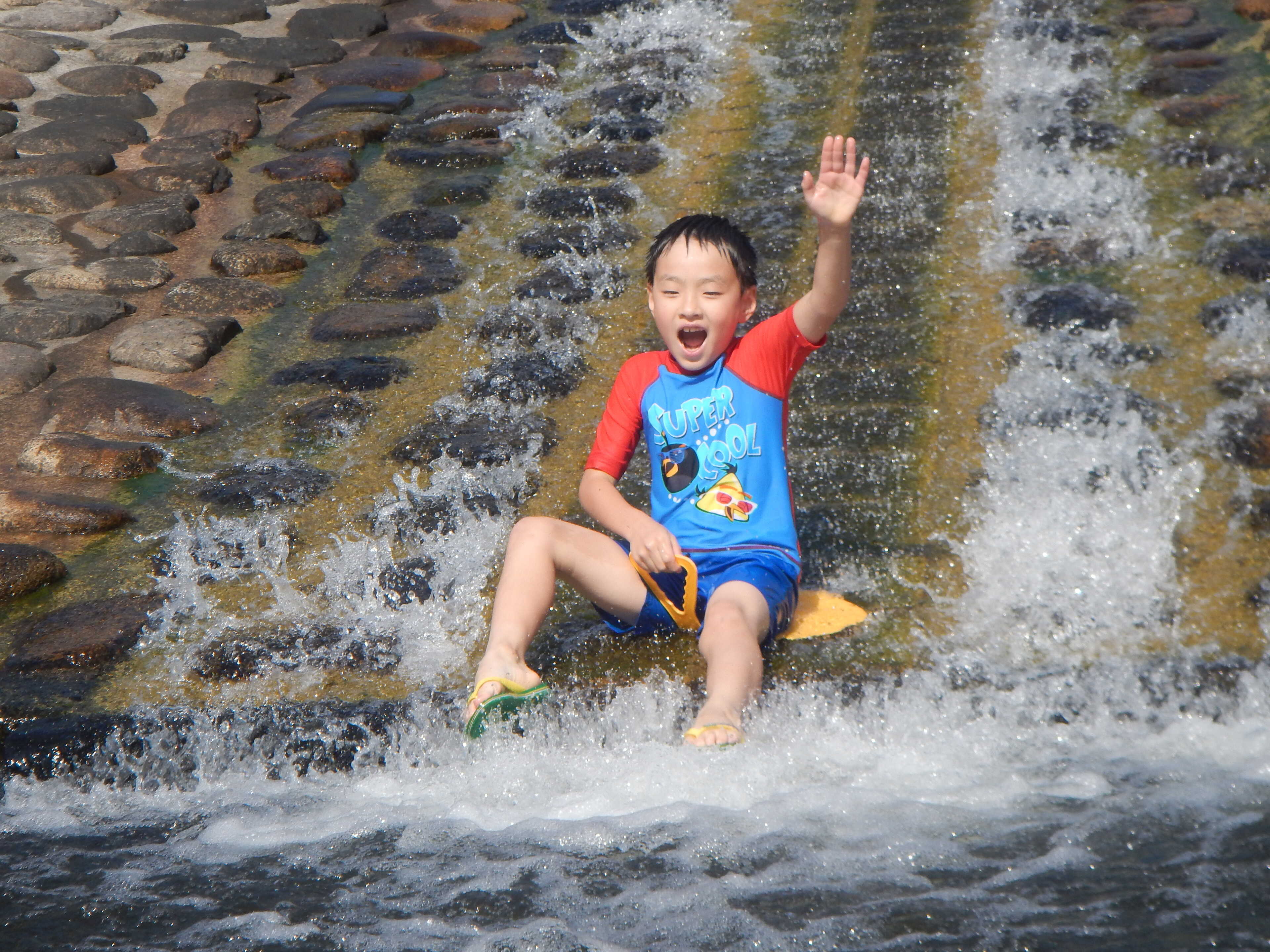 水のすべり台が大人気! 冷たい沢の水に飛び込んでリフレッシュ!(6~9月末まで)