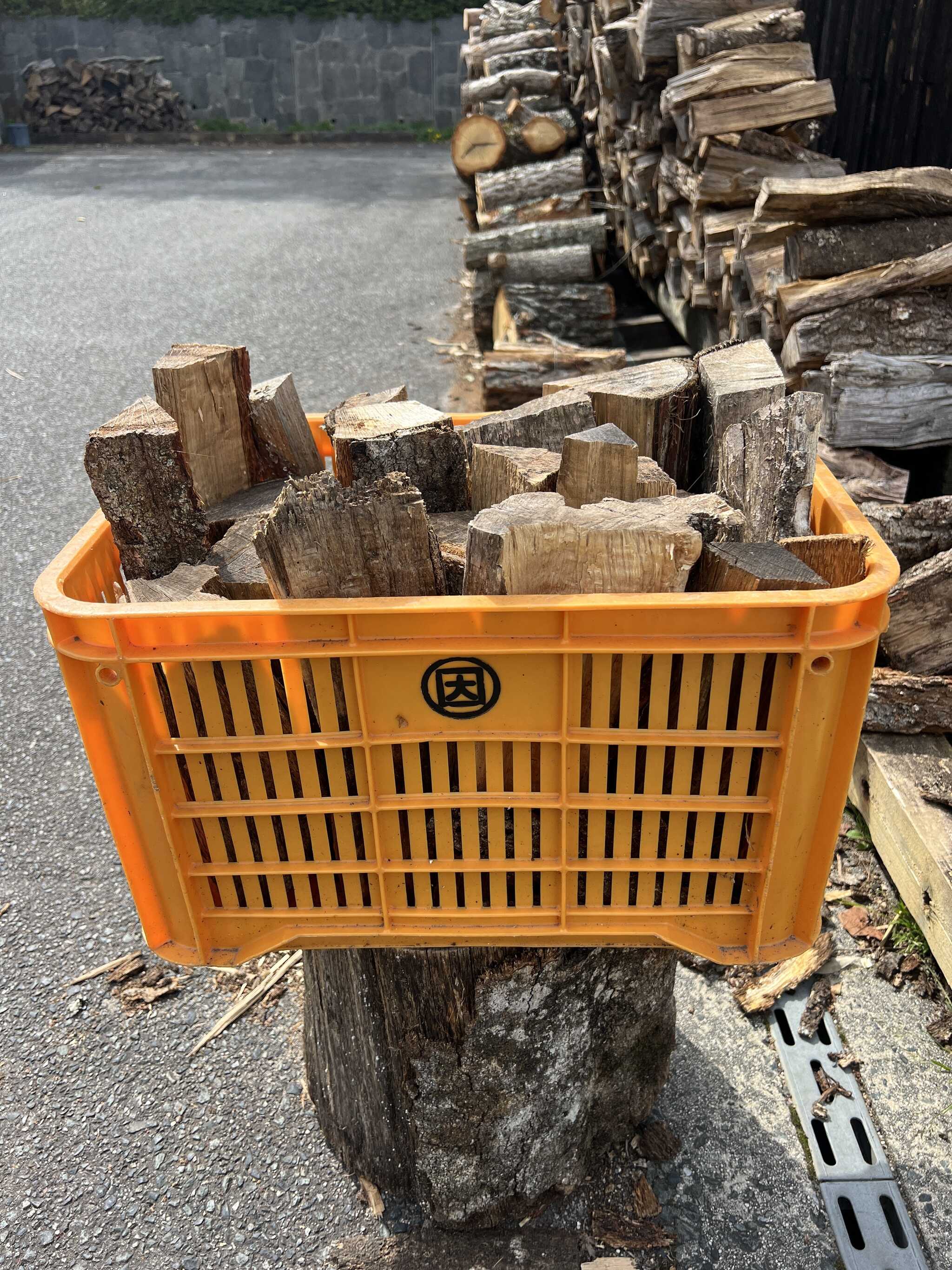 乾燥した薪、約20KG。1500円税込み。断然お得&便利な現地調達!!!箱のままサイトへどうぞ。空箱はアウト時にリターンください。