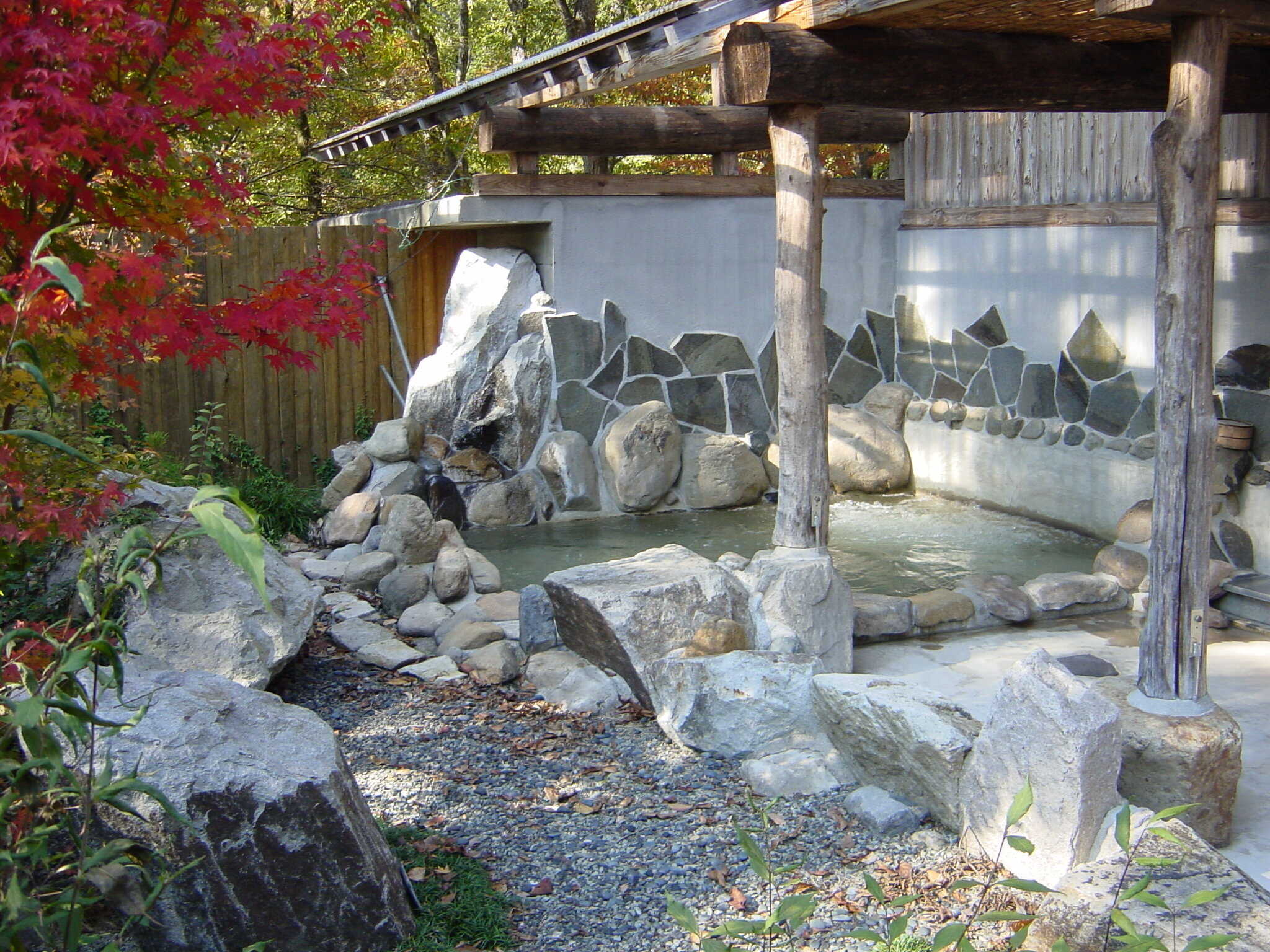 管理棟では露天風呂を営業しています※土・日・祝・特別日等