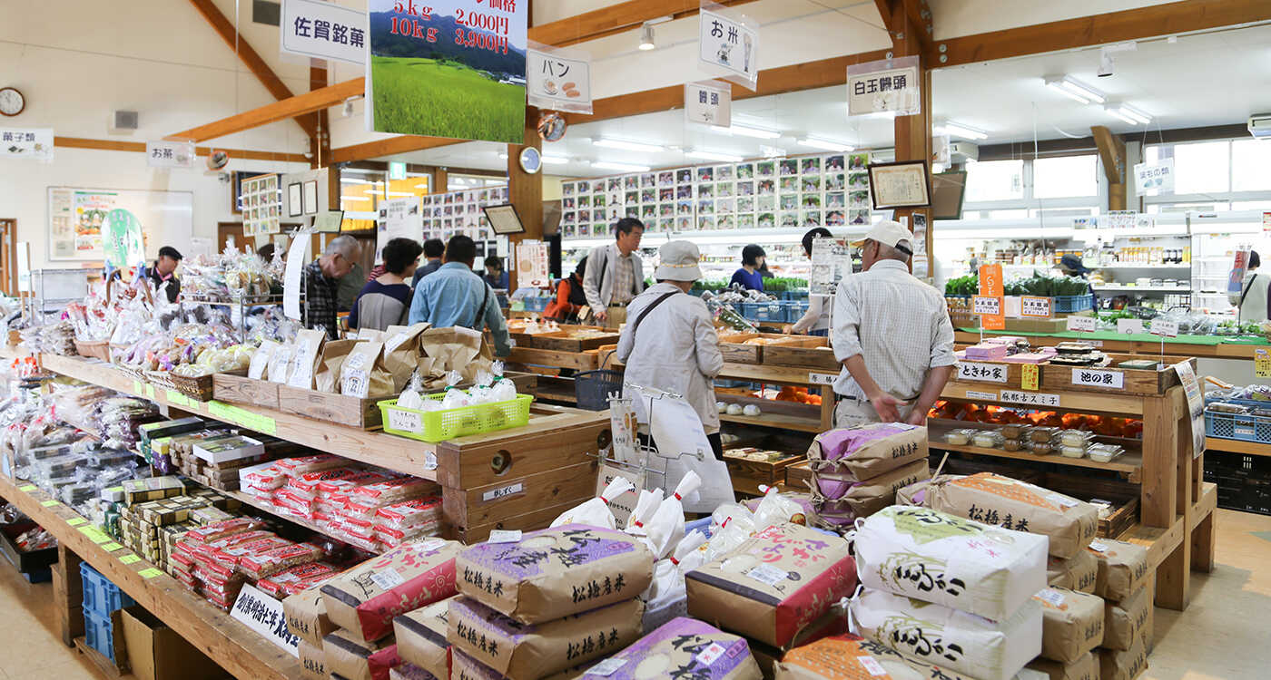 隣接する道の駅では、炭や食材を購入することができます。(酒類、食器・調理用具はありません)