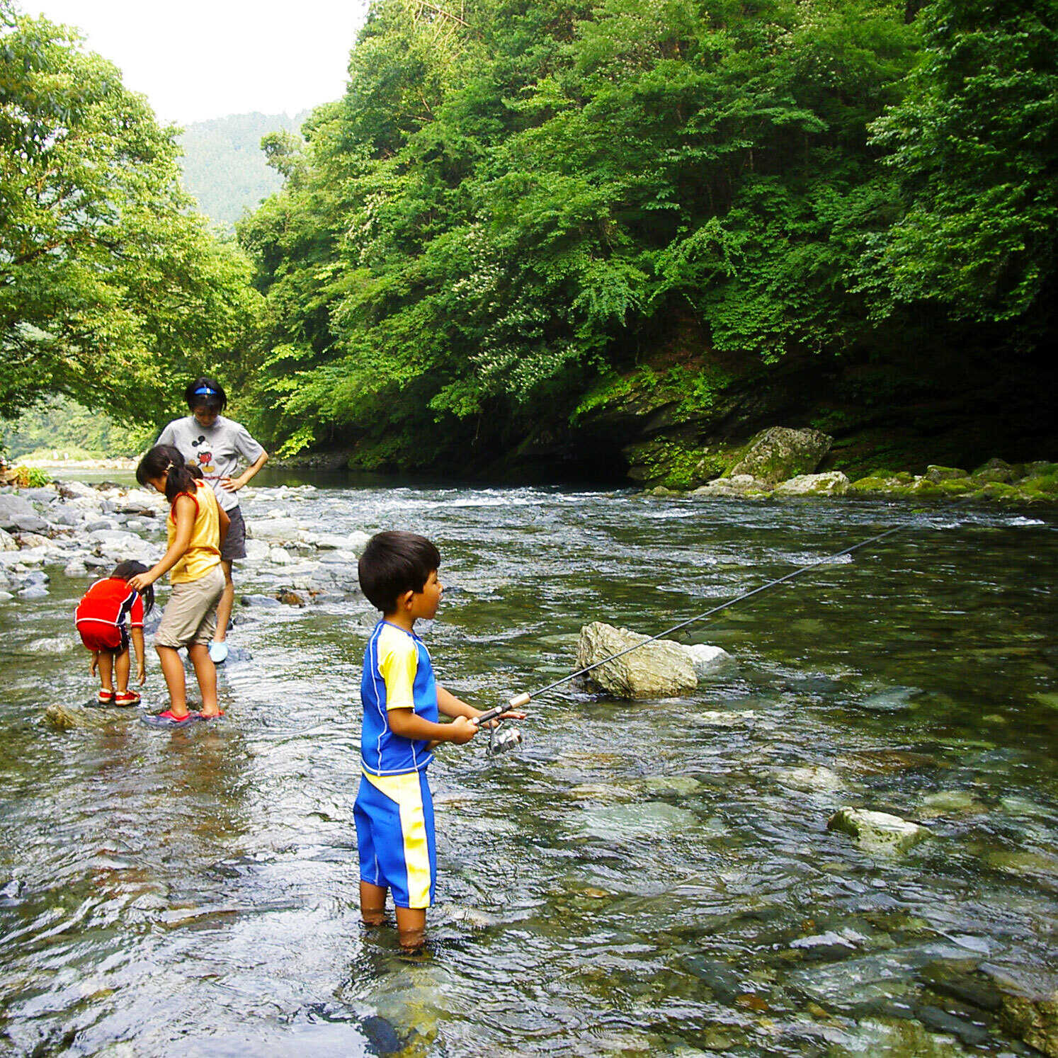 夏は川遊びができます。釣りも可能ですが、別途漁協の釣り券購入の必要があります。