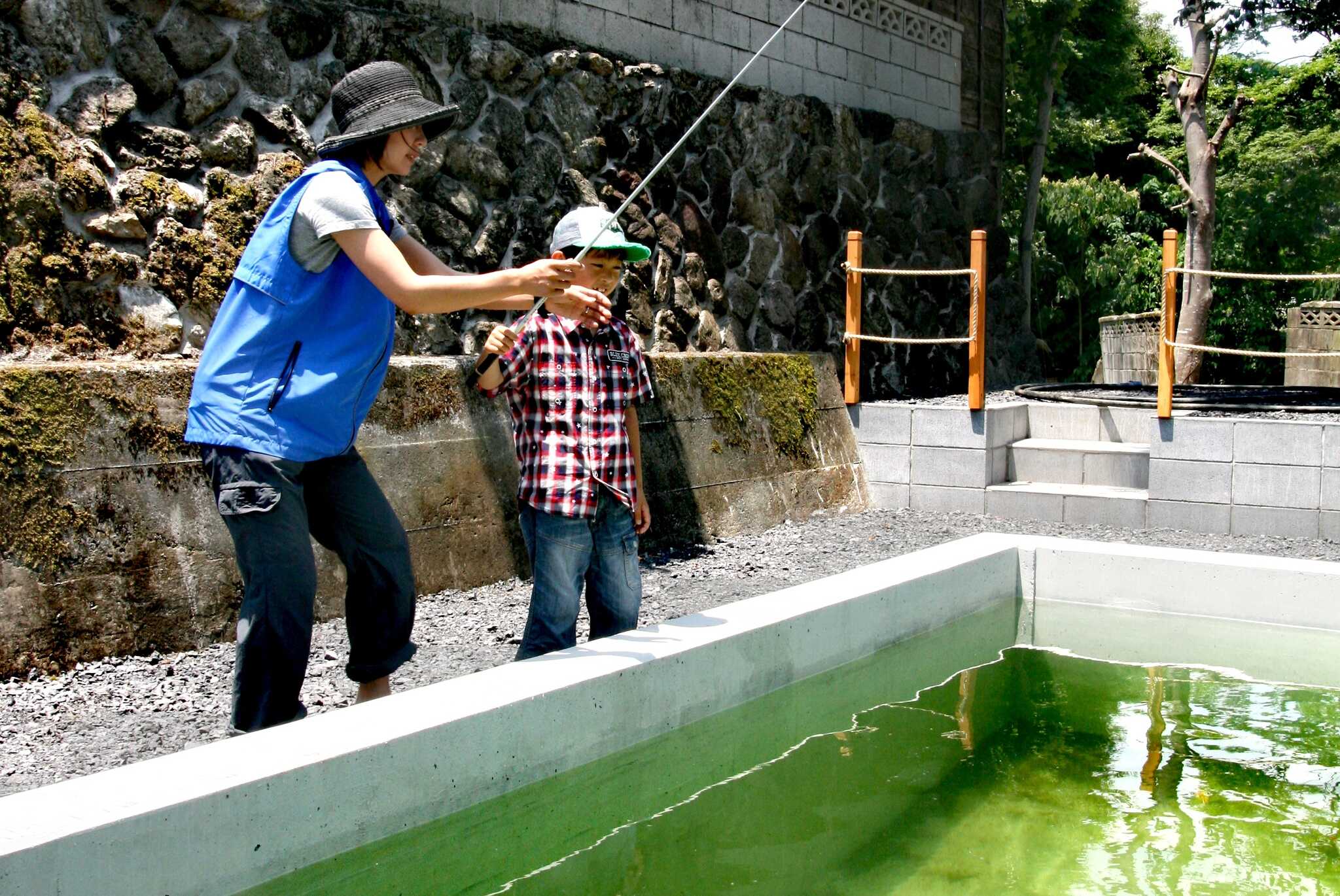 ★マス釣り場:釣って、食べる!プリミティブな経験は、自分たちが他の命に育まれているということを実感します。