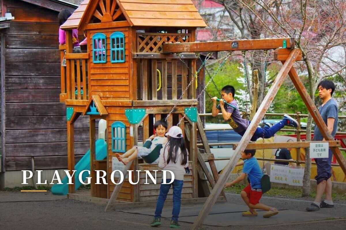 【あそびの広場】バスケやバドミントン、ブランコや滑り台で遊べる無料の広場です。屋内には卓球台もあります。