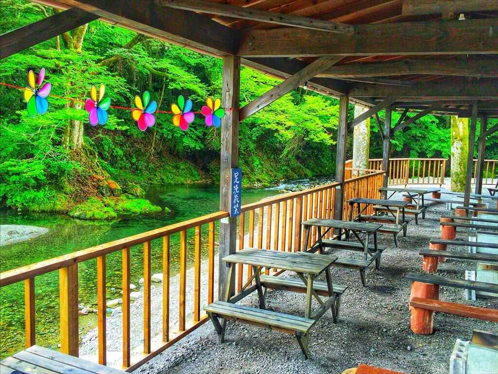 焼き台やイス・テーブル付きのバーベキューハウス。屋根付きなので雨天時もOK。気軽にバーベキューができる人気のサイトです。