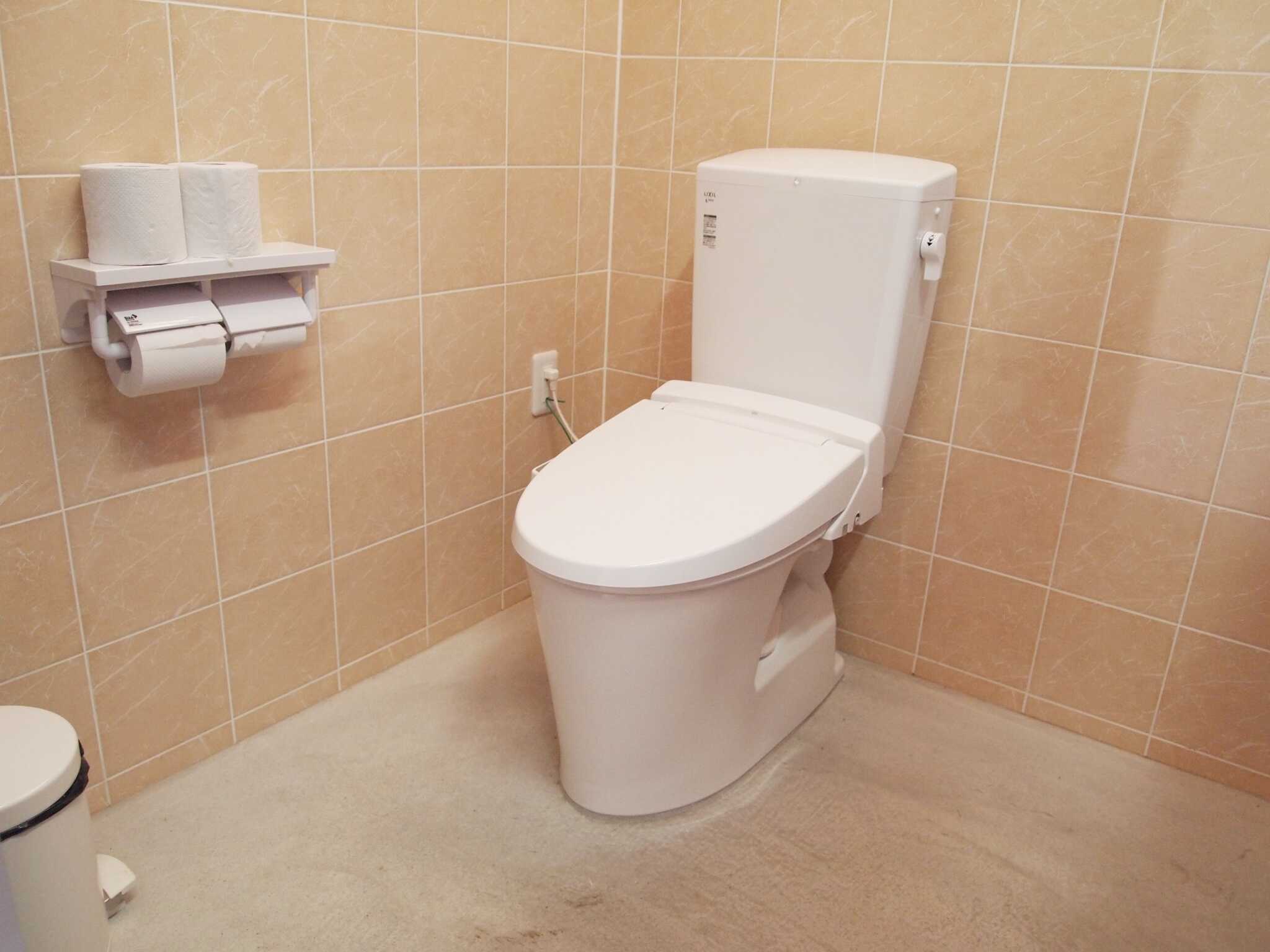 場内にはトイレ棟が3棟あり、どのテントサイトからも利用しやすくなっています。 すべてウォシュレット完備の洋式トイレですので小さなお子様連れの方でも安心です。
