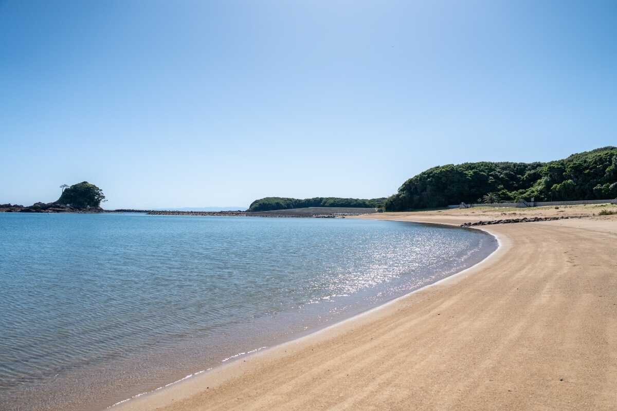 キャンプ場近くの阿津里浜は波の穏やかな砂浜!