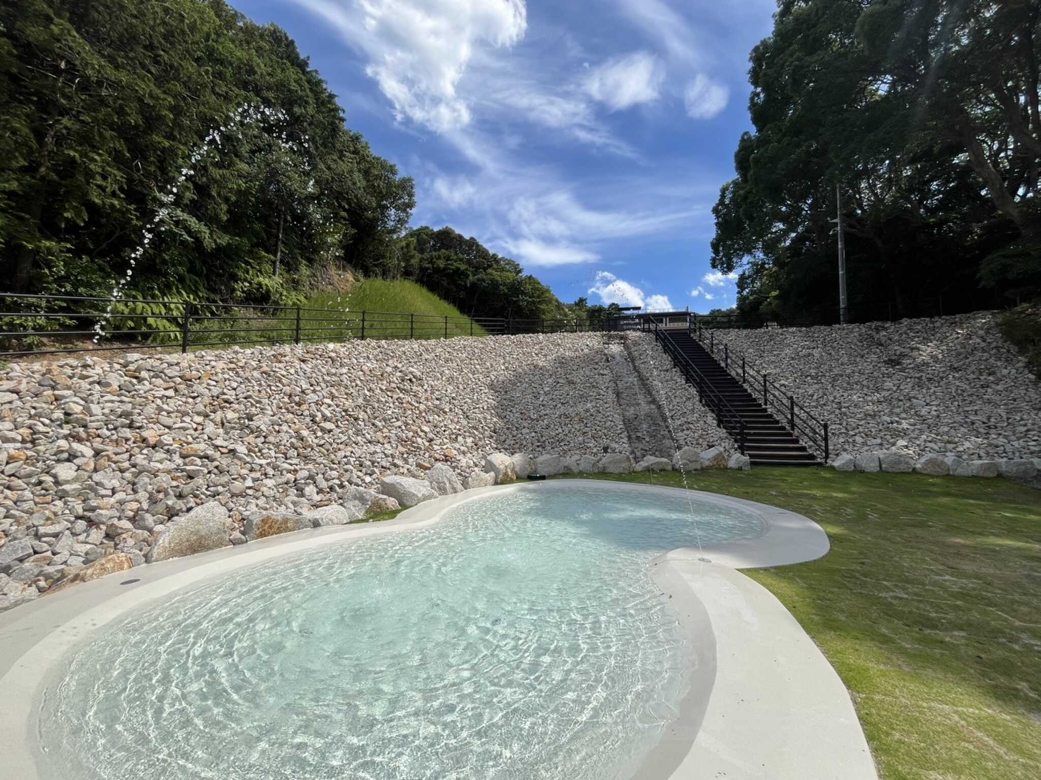 夏は噴水がでるじゃぶじゃぶ池