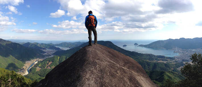 【便石山】入口近くから遊歩道(登山道)にアクセスでき、急な登りが続くこと約1時間30分。 便石(びんし)山「象の背」に登頂☆