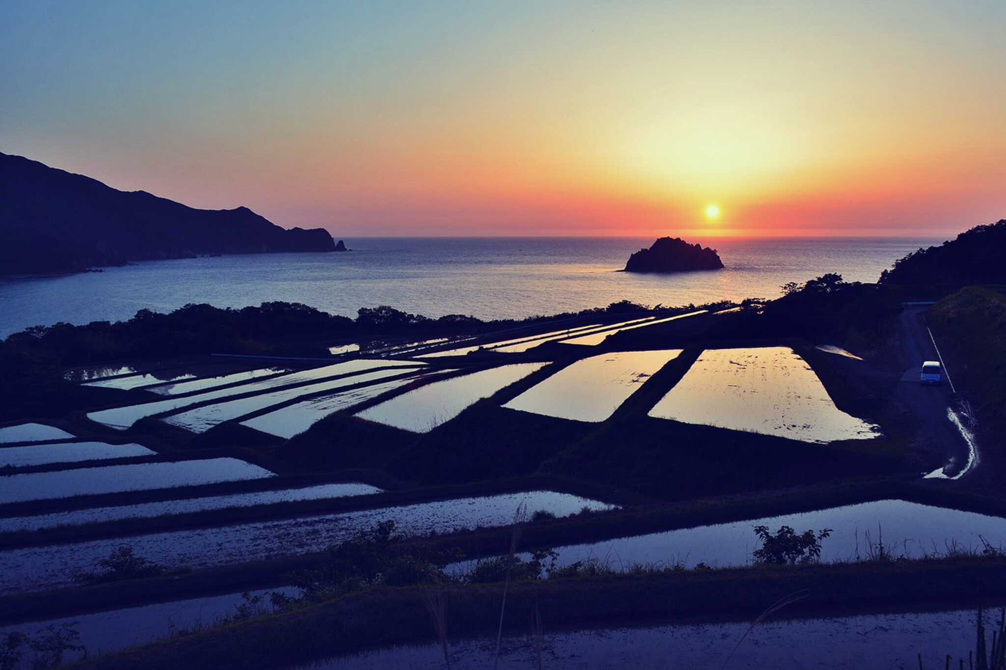 水平線に浮かぶ夕日が綺麗です。