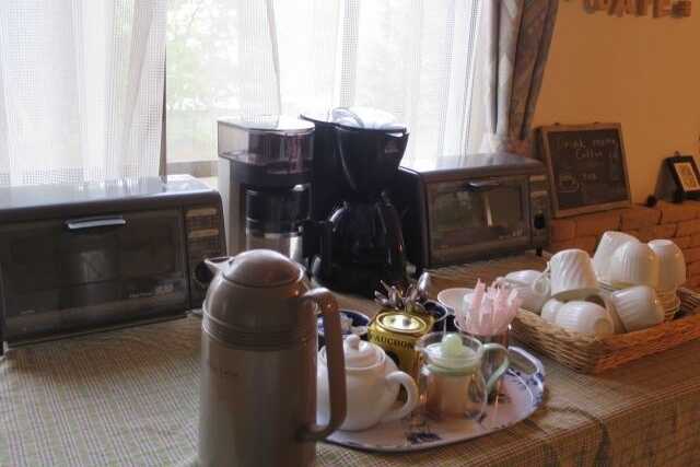 朝は温かいコーヒーをご提供します。ホッとひといきに。