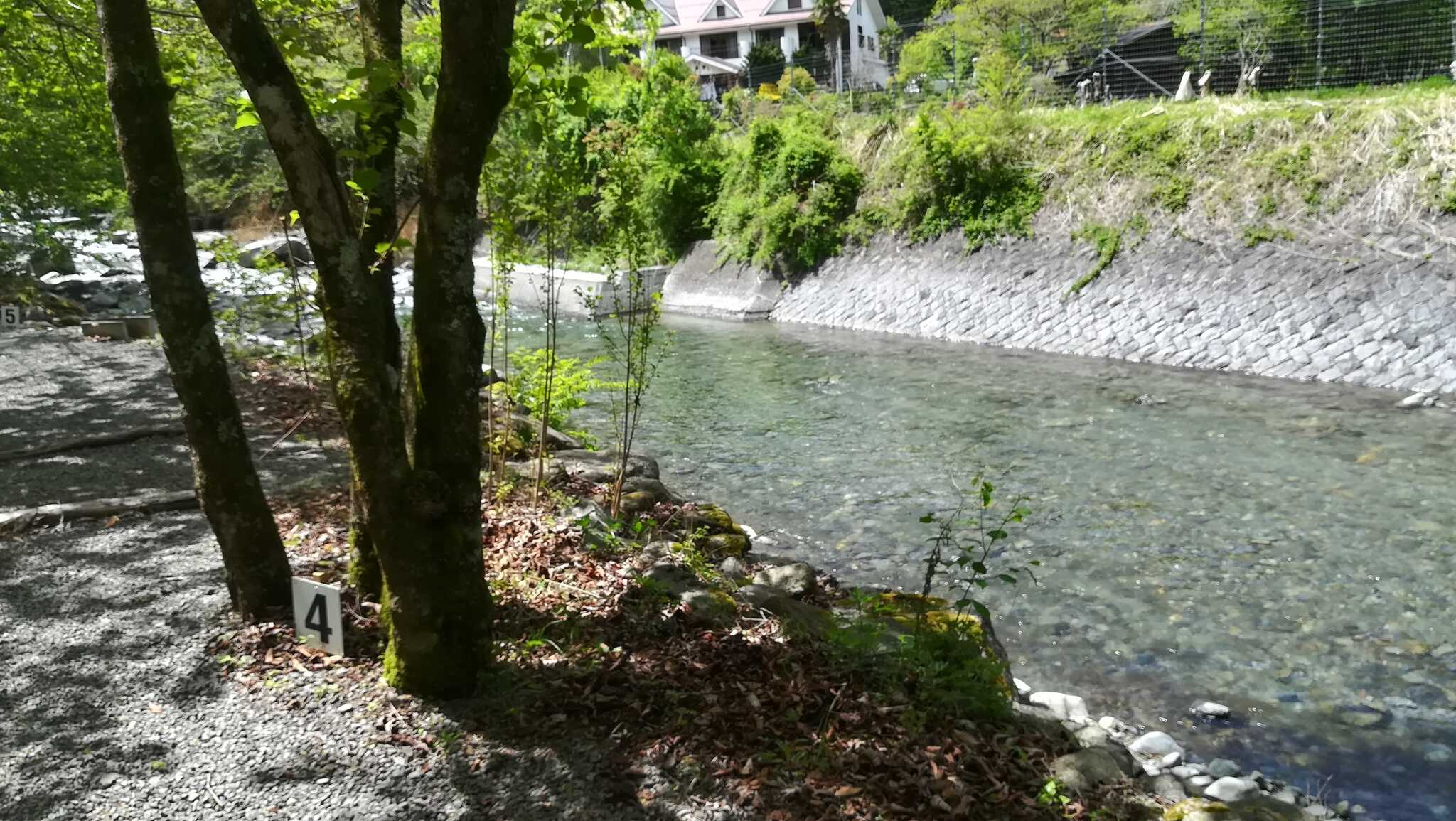 16区画のサイトは、いすれも道志川沿いにあります