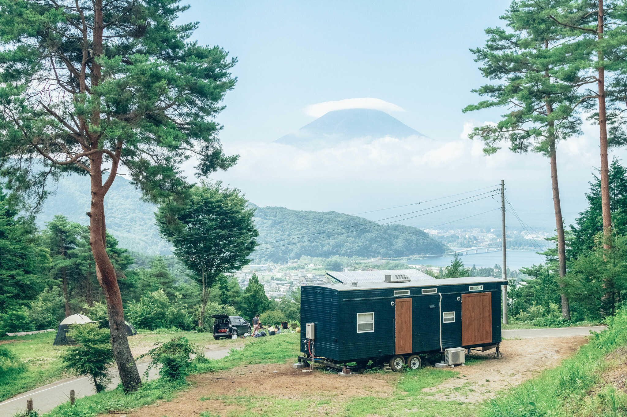 トレーラーハウスのテラスからも富士山と河口湖の絶景です。