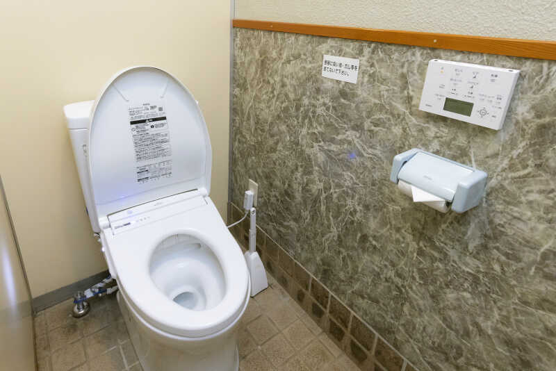 お手洗いは洋式トイレ(ウォッシュレット付き、自動開閉、自動洗浄)できれいです!